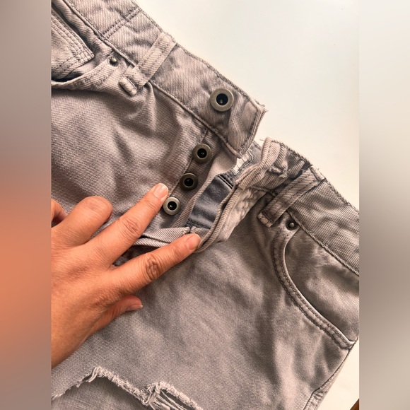 Free People High Rise Button Fly Raw Hem Cloudy Grey Shorts Womens Size 28 NWT - Picture 2 of 6